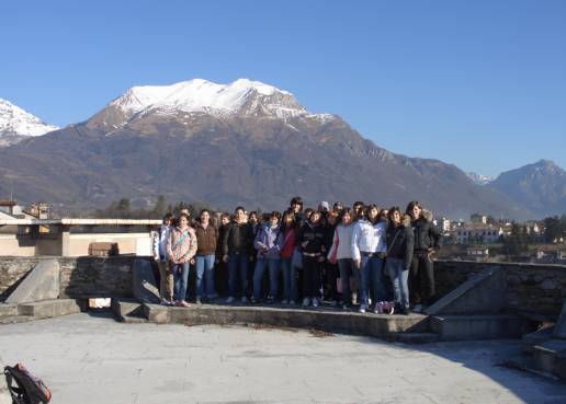 Gli alunni della classe 1B con sullo sfondo il monte Serva